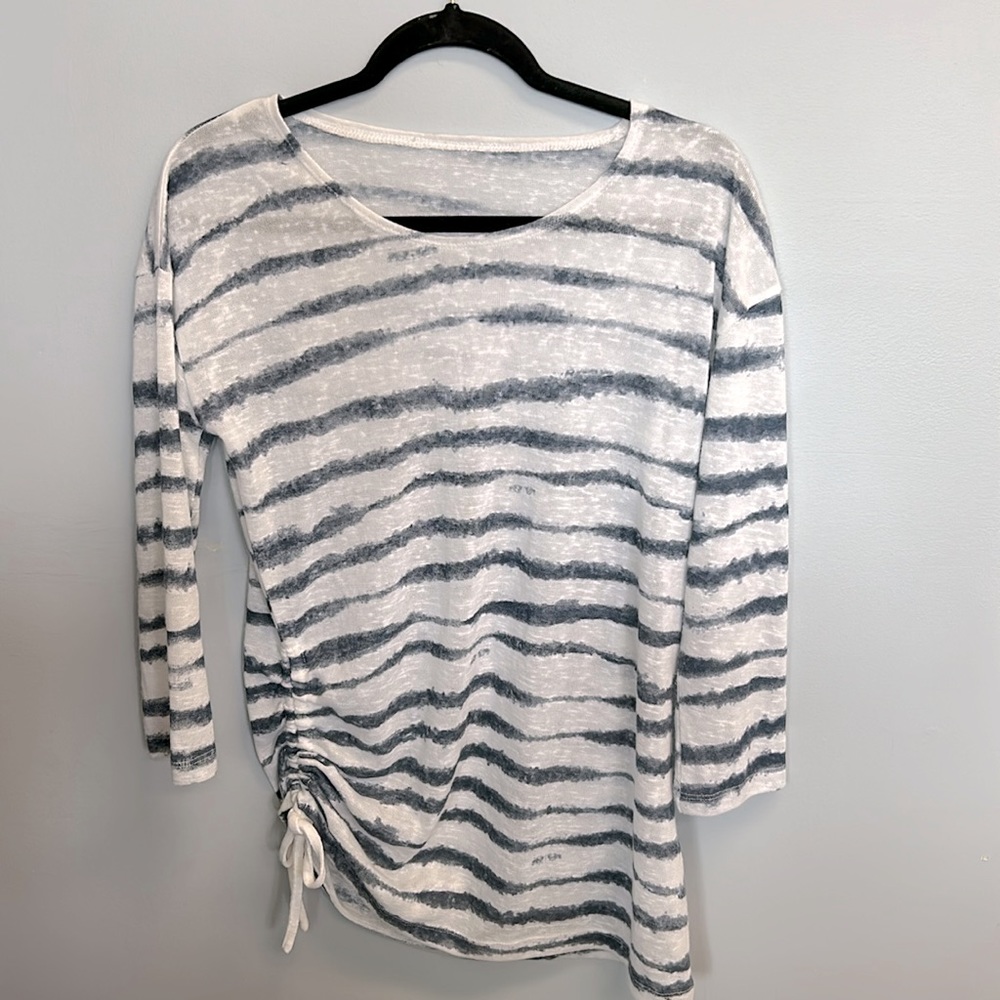 Marbel size M white and blue top with side scrunch